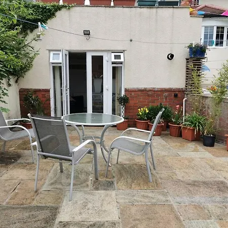 Private Garden Apartment With Secure Parking Southport Exterior photo