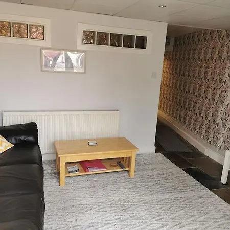 Private Garden Apartment With Secure Parking Southport Exterior photo