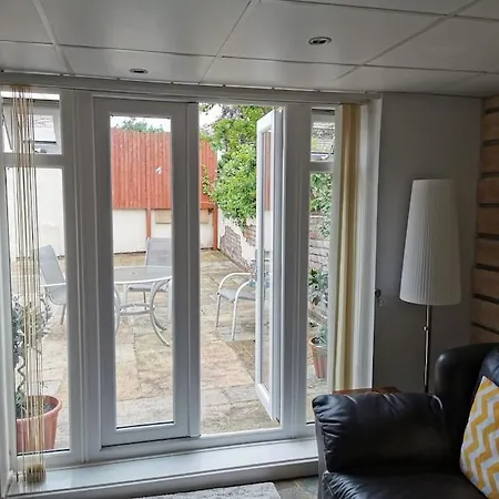Private Garden Apartment With Secure Parking Southport Exterior photo